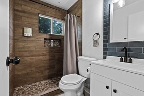 Shower, hair dryer, towels - Beautiful Downtown Home! Perfect for Long Stays! (Austin)