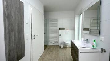 Dusche, Haartrockner, Handtücher, Seife