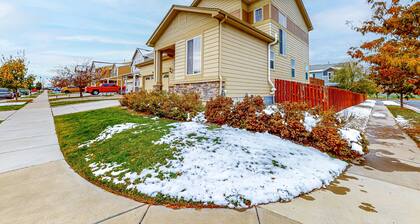 Modern apt near parks/dining/groceries with AC & WiFi - 11 mi. from DIA/DEN