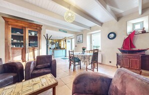 Living area - Awesome home in Ploubazlanec (Ploubazlanec)