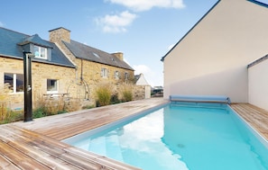 A heated pool - Awesome home in Ploubazlanec (Ploubazlanec)