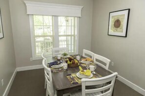 Dining - Spacious and relaxing cottage (Williamsburg)