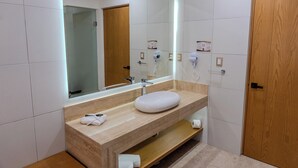 华丽客房 | 浴室 | 独立的浴缸和淋浴、大花洒淋浴喷头、免费洗浴用品、吹风 机
