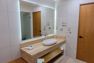 Deluxe Room | Bathroom | Separate tub and shower, rainfall showerhead, free toiletries