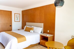 Deluxe Room | Minibar, in-room safe, desk, laptop workspace - Hotel 5 Inn Select (León)