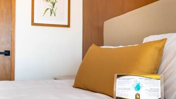 Habitación Deluxe | Minibar, caja de seguridad en la habitación y escritorio