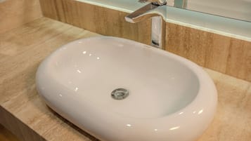 Deluxe Room | Bathroom | Separate tub and shower, rainfall showerhead, free toiletries