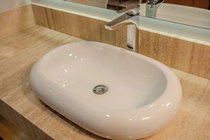 Habitación Deluxe | Baño | Bañera y ducha independientes y cabezal de ducha tipo lluvia