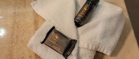 Habitación Deluxe | Baño | Bañera y ducha independientes y cabezal de ducha tipo lluvia