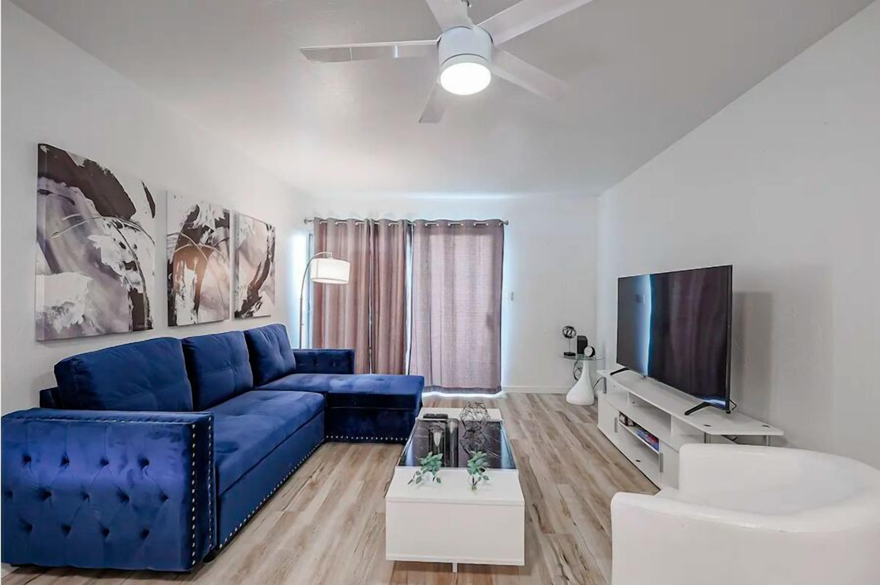 MODERN FULL 1 BR CONDO Retreat W/Pool&Spa next to FSQ Mall!
