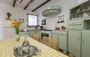 Kühlschrank, Ofen, Herdplatte, Wasserkocher mit Kaffee-/Teezubehör