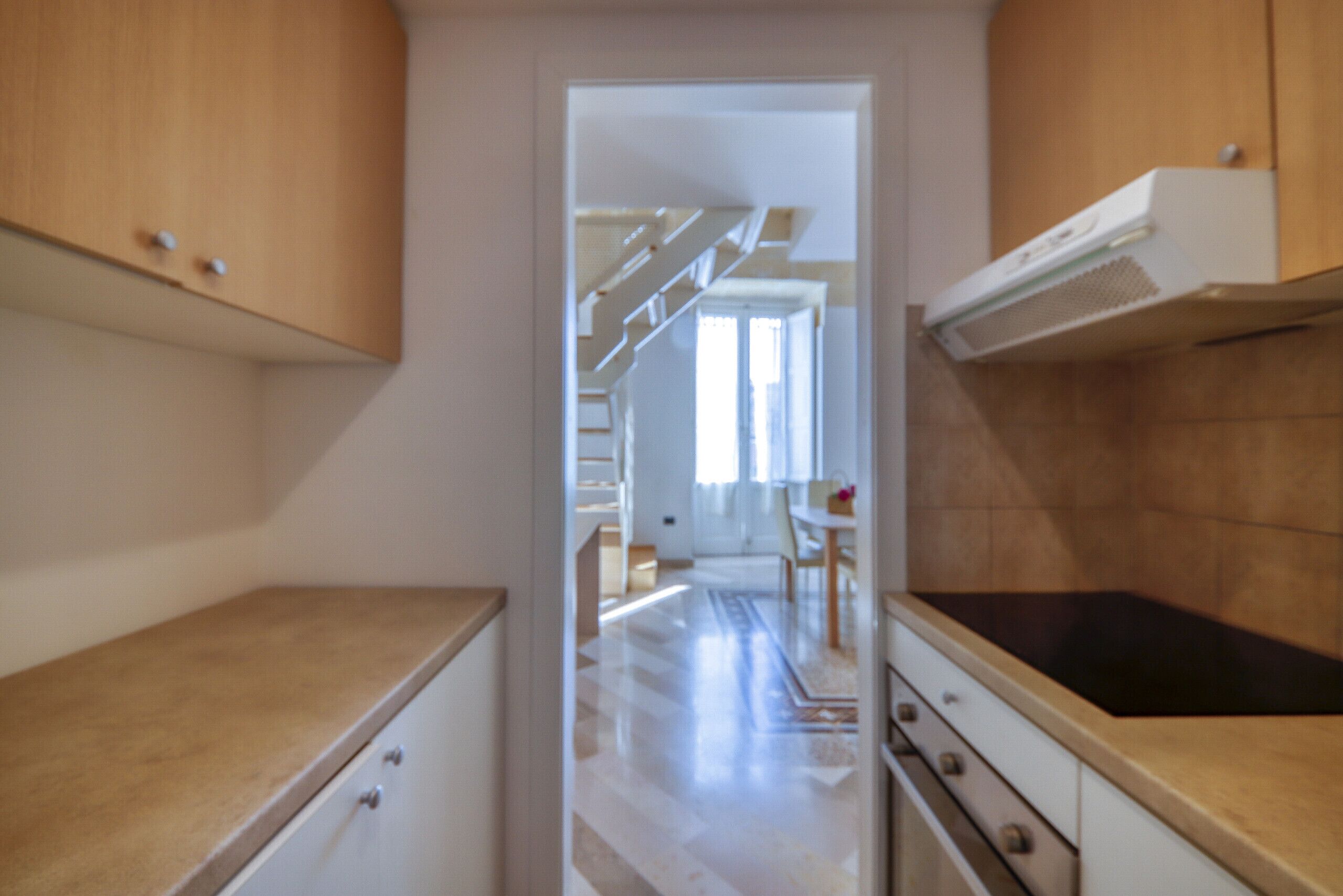 Kühlschrank, Ofen, Wasserkocher mit Kaffee-/Teezubehör