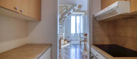 Réfrigérateur, four, cafetiÚre/bouilloire