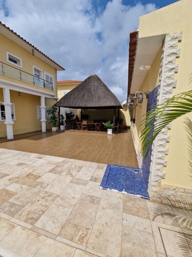 House and annex with pool in a thriving and diverse district.