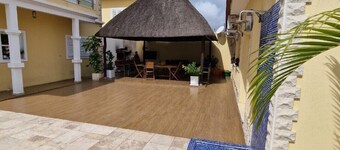 House and annex with pool in a thriving and diverse district.