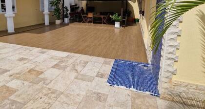 House and annex with pool in a thriving and diverse district.