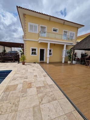 Terrace/patio - House and annex with pool in a thriving and diverse district. (Belas)