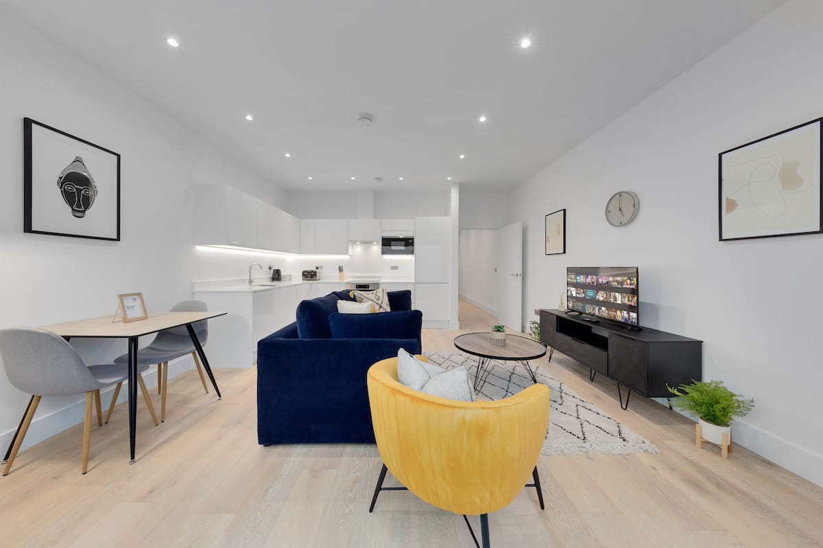 Appartamento Executive | Area soggiorno | Smart TV 43 pollici con canali digitali, Netflix, servizi in streaming