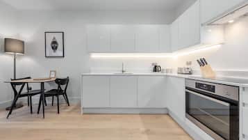 Departamento Premier | Cocina privada | Refrigerador con congelador, microondas, horno y parrilla de estufa
