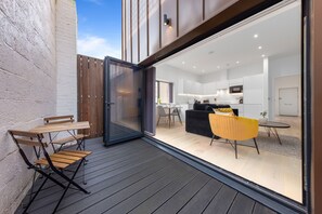 A modern kitchen with white cabinets and a black countertop. - SERCASA - Appletree Court - Kingston (Kingston Upon Thames)