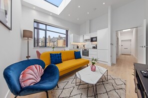 Appartement Tradition | Coin séjour | TV connectée de 43 pouces avec chaînes numériques, Netflix