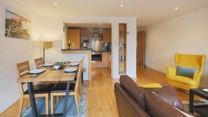 A modern apartment with a dining area, kitchen, and living space. - Fabulous 3 bedroom property in city centre location. Sleeps 5. (Edinburgh)