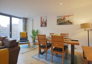 Dining - Fabulous 3 bedroom property in city centre location. Sleeps 5. (Edinburgh)