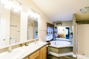 Shower, hair dryer, towels - Daybreak Cabin @ Whispering Oaks, 20 miles from Moab! (Moab)