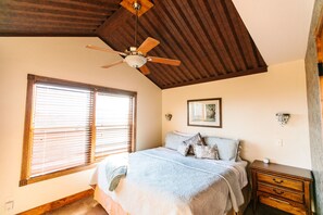 4 bedrooms, iron/ironing board, WiFi, bed sheets - Lonebranch Cabin @ Whispering Oaks, 20 miles from Moab! (Moab)
