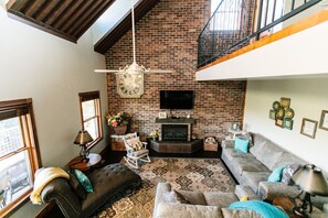 TV, fireplace - Lonebranch Cabin @ Whispering Oaks, 20 miles from Moab! (Moab)