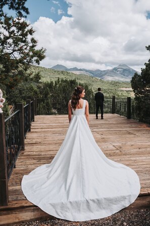 Property grounds - Cedar Bend Lodge Cabin @ Whispering Oaks, 20 miles from Moab! (Moab)