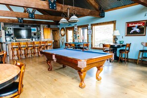 Game room - Cedar Bend Lodge Cabin @ Whispering Oaks, 20 miles from Moab! (Moab)