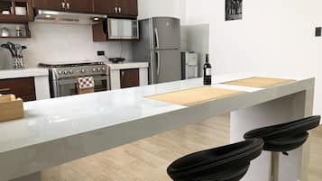 Frigorífico, microondas, horno y cafetera o tetera