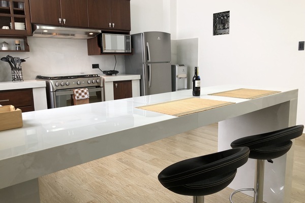 Frigorífico, microondas, horno y cafetera o tetera