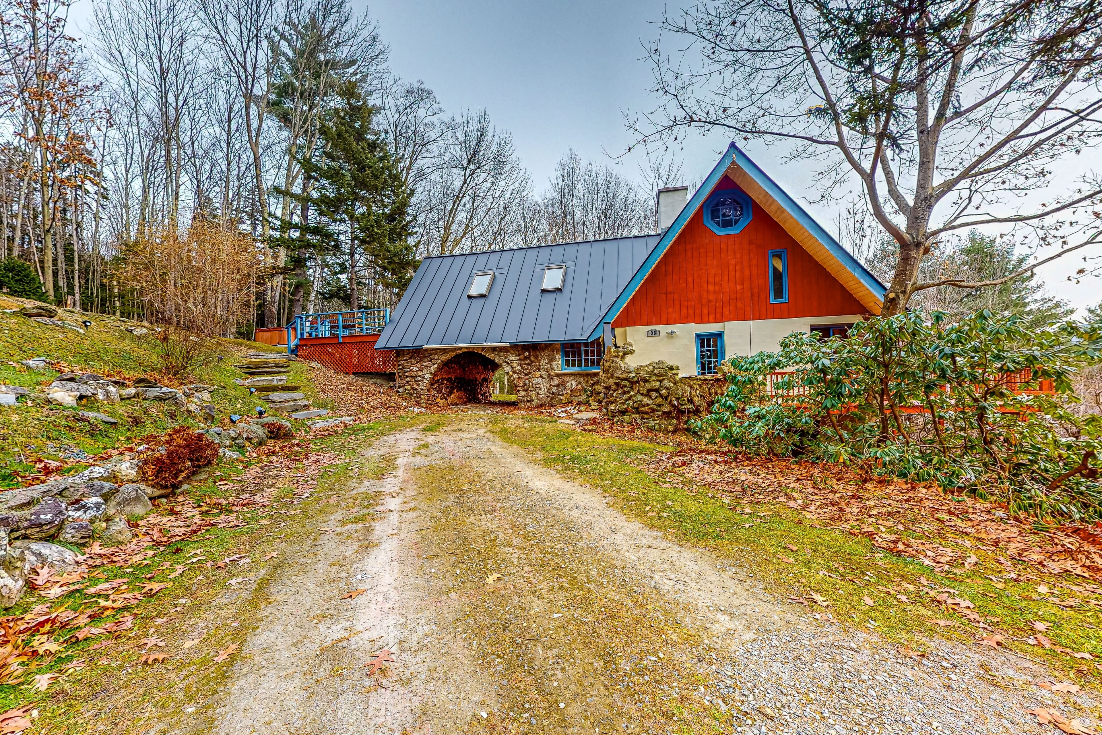 Tranquil dog-friendly retreat with generous deck, fitness area, & amazing views