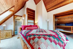 4 bedrooms, Internet, bed sheets - Tranquil retreat with generous deck, fitness area, & amazing views (Pittsfield)