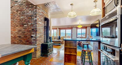 Tranquil dog-friendly retreat with generous deck, fitness area, & amazing views
