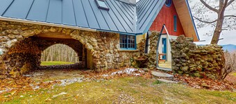 Tranquil retreat with generous deck, fitness area, & amazing views