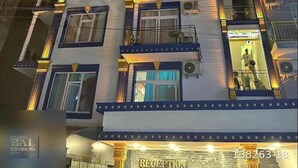 Un hotel de varios pisos con una recepción a nivel de calle.