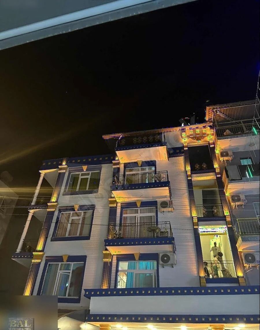 Um hotel com vários andares e área de recepção no nível térreo.