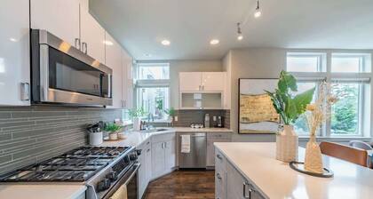 Stunning 3BR Modern Designer TH @ UW & GreenLake