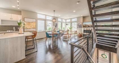 Stunning 3BR Modern Designer TH @ UW & GreenLake
