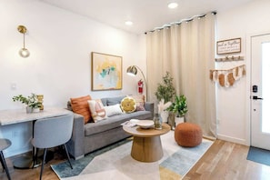 TV - Designer Oasis 2BR Townhome @Capital Hill (Seattle)