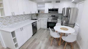 Fridge, microwave, oven, stovetop - ❤ Cedar-View Apartment with Hot Tub (3 Bedrooms) ❤ (Orillia)