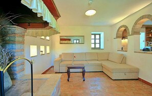 Téléviseur, foyer, lecteur de DVD, table de ping-pong