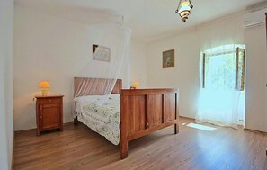 4 chambres, fer et planche à repasser, lit de bébé portatif