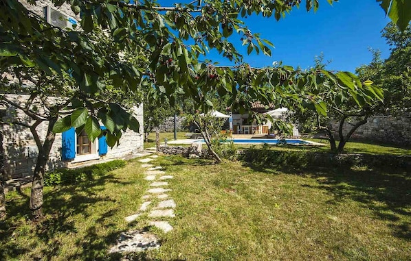 Property grounds - Gorgeous home in Visnjan with WiFi (Visnjan)