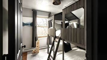 3 sovrum, skrivbord, strykjärn/strykbräda och resesäng