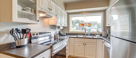 Fridge, microwave, stovetop, dishwasher
