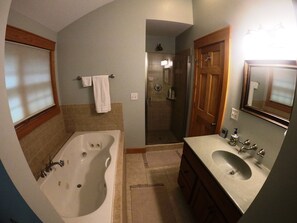 Tina de hidromasaje, secadora de cabello, toallas, jabón 